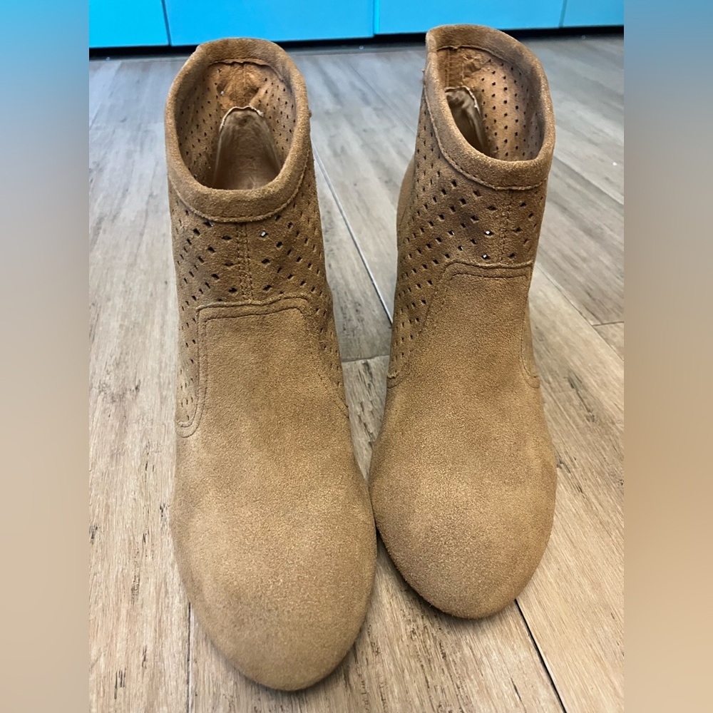 Jessica Simpson brown heeled pull on pointed toe leather ankle boots. Size 8.5